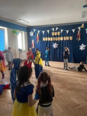 Zabawy karnawałowe uczniów.