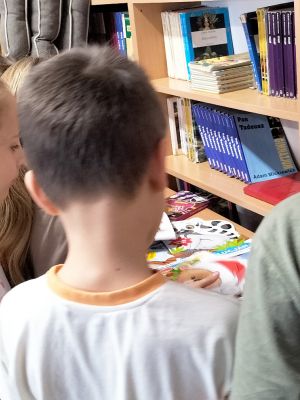 Uczniowie na kiermaszu książek 