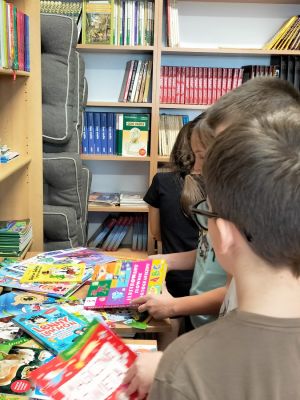 Uczniowie na kiermaszu książek 