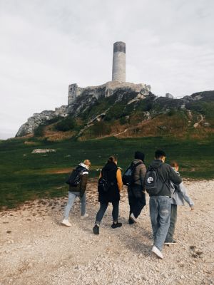 Spacer na wzg&oacute;rzu ruin zamku