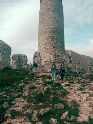 Spacer na wzg&oacute;rzu ruin zamku