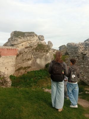 Spacer na wzg&oacute;rzu ruin zamku