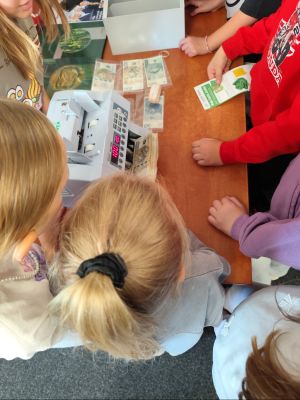 Poznawanie działania maszyny do przeliczania banknot&oacute;w. 