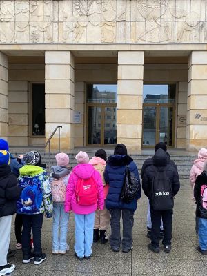  uczniowie klasy 3a i 3b przed Teatrem Wielkim w Łodzi