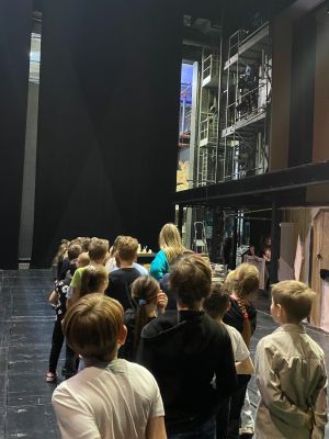  uczniowie klas trzecich przyglądający się pracy technik&oacute;w przygotowujących dekoracje