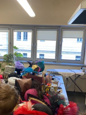  trzecioklasiści w pracowni kapeluszy