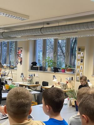 uczniowie w teatralnej pracowni krawieckiej 