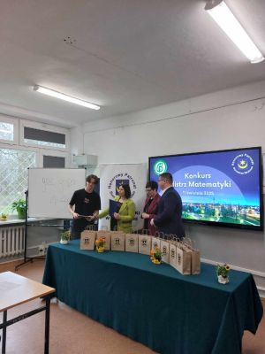 Uczeń odbiera z rąk Burmistrza Strykowa nagrodę i dyplom za zajęcie III miejsca Uczeń odbiera z rąk Burmistrza Strykowa nagrodę i dyplom za zajęcie III miejsca
