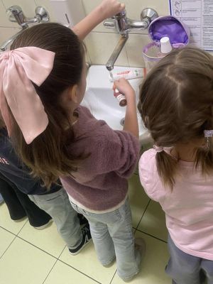 Dbamy o zęby lekcja higieny jamy ustnej w łazience.