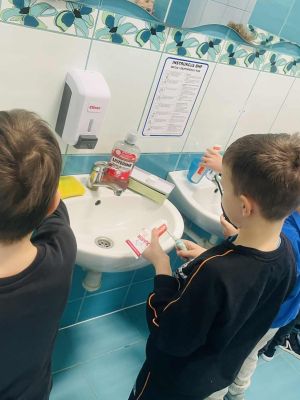 Dbamy o zęby lekcja higieny jamy ustnej w łazience.