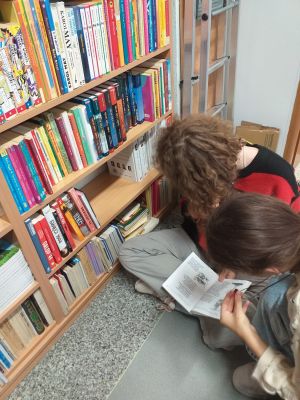 Uczennice pochłonięte czytaniem książek. Uczennice pochłonięte czytaniem książek.