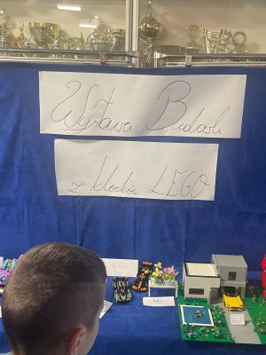 Uczniowie oglądają wystawę Lego.&nbsp;