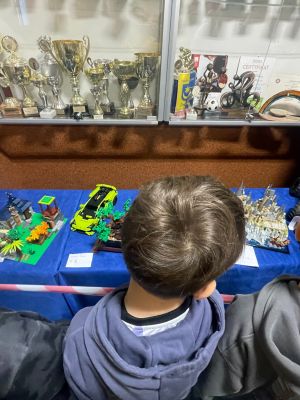 Uczniowie oglądają wystawę Lego.