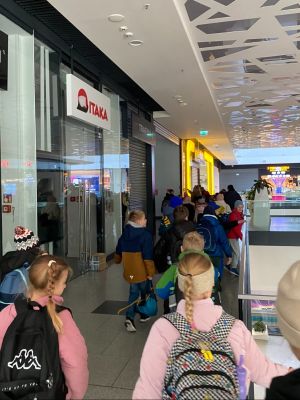 Uczniowie klas 1-3 w drodze na Lekcję w kinie