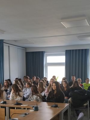 Uczniowie w roli radnych.