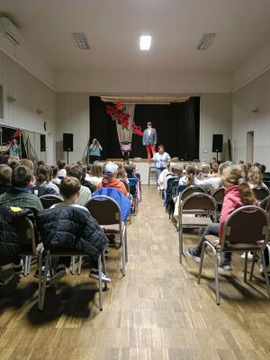 Uczniowie klas pierwszych i 2c na wsp&oacute;lnym pamiątkowym zdjęciu.