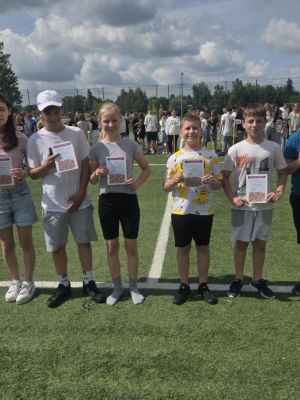 Uczniowie podczas ceremonii wręczenia dyplomów. Uczniowie podczas ceremonii wręczenia dyplomów.