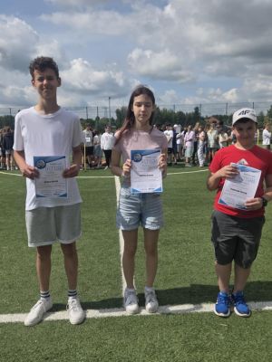 Uczniowie podczas ceremonii wręczenia dyplomów. Uczniowie podczas ceremonii wręczenia dyplomów.