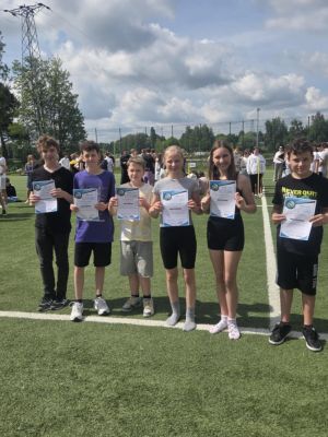 Uczniowie podczas ceremonii wręczenia dyplomów. Uczniowie podczas ceremonii wręczenia dyplomów.
