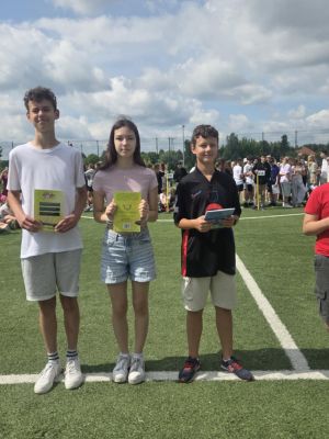 Uczniowie podczas ceremonii wręczenia dyplomów i nagród ksiązkowych. Uczniowie podczas ceremonii wręczenia dyplomów i nagród ksiązkowych.