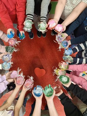 Upominki dla babci i dziadka w kształcie dłoni.