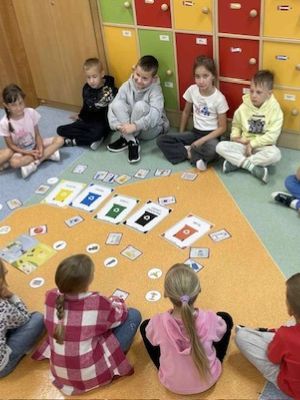 Uczniowie klasy 1b uczą się, jak prawidłowo segregować odpady &ndash; Dzień Sprzątania Świata&rdquo;.