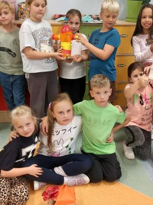 Tw&oacute;rcze obchody Dnia Sprzątania Świata w klasie 2b.