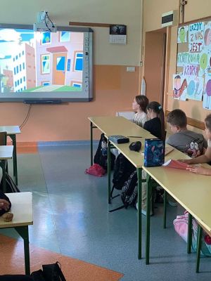 Uczniowie klasy 3a uczą się, jak prawidłowo segregować odpady &ndash; Dzień Sprzątania Świata&rdquo;.