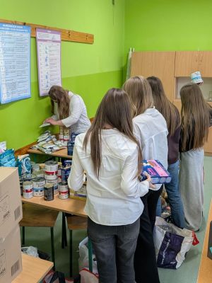 Uczennice pakują zebrane artykuły dla zwierząt
