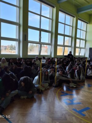 Uczniowie słuchają wypowiedzi prowadzących apel. 