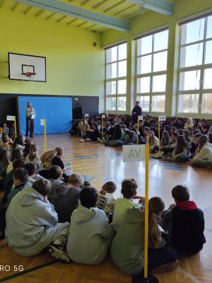 Pani wicedyrektor omawia zmiany w dokumentach szkolnych. 