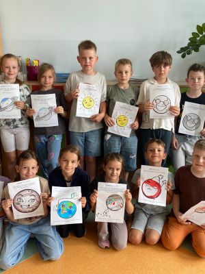 Uczniowie kl. 2a prezentują swoje prace o Kosmosie Uczniowie kl. 2a prezentują swoje prace o Kosmosie