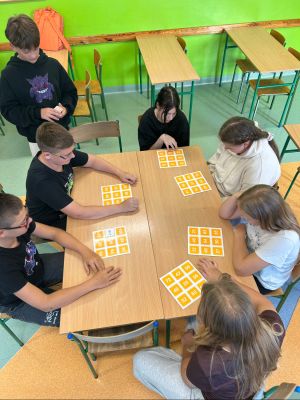 Uczniowie klasy 7a i 7c w grze Bingo Matematyczne.