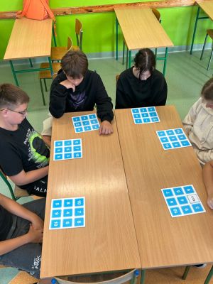 Uczniowie klasy 7a i 7c w grze Bingo Matematyczne.