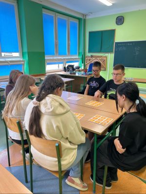 Uczniowie klasy 7a i 7c w grze Bingo Matematyczne.