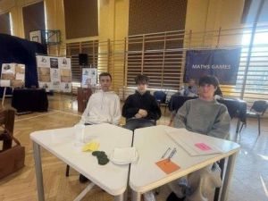 Uczniowie przy stanowisku konkursowym.