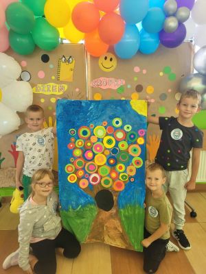 Dzieci z oddziału przedszkolnego prezentują wsp&oacute;lnie wykonaną pracę plastyczną pt. &bdquo;Magiczne drzewo&rdquo;.