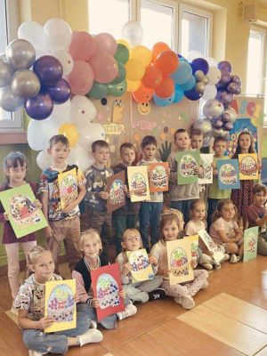 Uczniowie klasy 1b z pracą plastyczną &bdquo;Jesienny kosz pełen owoc&oacute;w&rdquo; &ndash; barwne dzieło inspirowane darami jesieni.