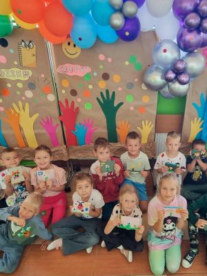 Uczniowie klasy 1c z kreatywną pracą plastyczną inspirowaną &bdquo;Kropką&rdquo; &ndash; symbolem tw&oacute;rczości i odwagi.