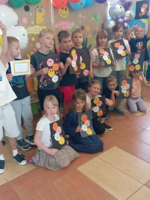 Uczniowie klasy 2c prezentują kreatywną pracę plastyczną, w kt&oacute;rej kropki zamienili w pomysłowe zwierzęta.