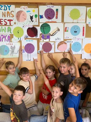 Uczniowie klasy 3a prezentują wystawę swoich prac, ozdobioną wyjątkowym napisem, kt&oacute;ry podkreśla ich pomysłowość.