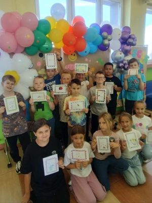 Uczniowie klasy 3b z dumą prezentują własnoręcznie wykonane prace plastyczne.