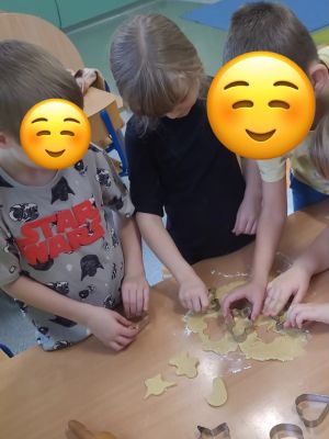 Dzieci z oddziału przedszkolnego nadają kształt piernikom