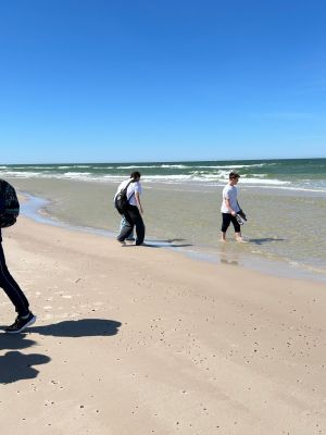 Spacer plażą w kierunku latarni morskiej w Czołpinie. Spacer plażą w kierunku latarni morskiej w Czołpinie.