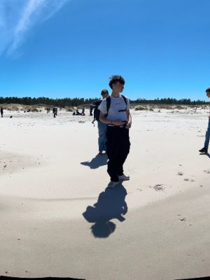 Spacer plażą w kierunku latarni morskiej w Czołpinie. Spacer plażą w kierunku latarni morskiej w Czołpinie.