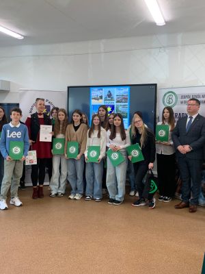 Grupowe zdjęcie po wręczeniu nagród – moment radości i wzajemnych gratulacji Grupowe zdjęcie po wręczeniu nagród – moment radości i wzajemnych gratulacji