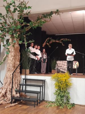 Uczestnicy na scenie