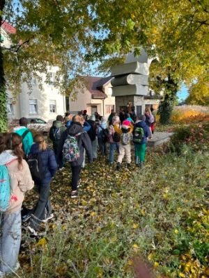 Uczniowie w poszukiwaniu mapy skarb&oacute;w przed Szkołą Podstawową nr 1 w Strykowie.