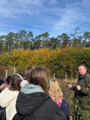 Lekcja przyrody poprowadzona przez pana leśniczego.
