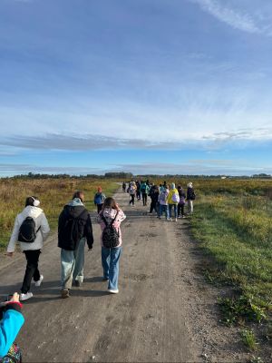 Uczniowie zmierzają do lasu w Woli Błędowej.